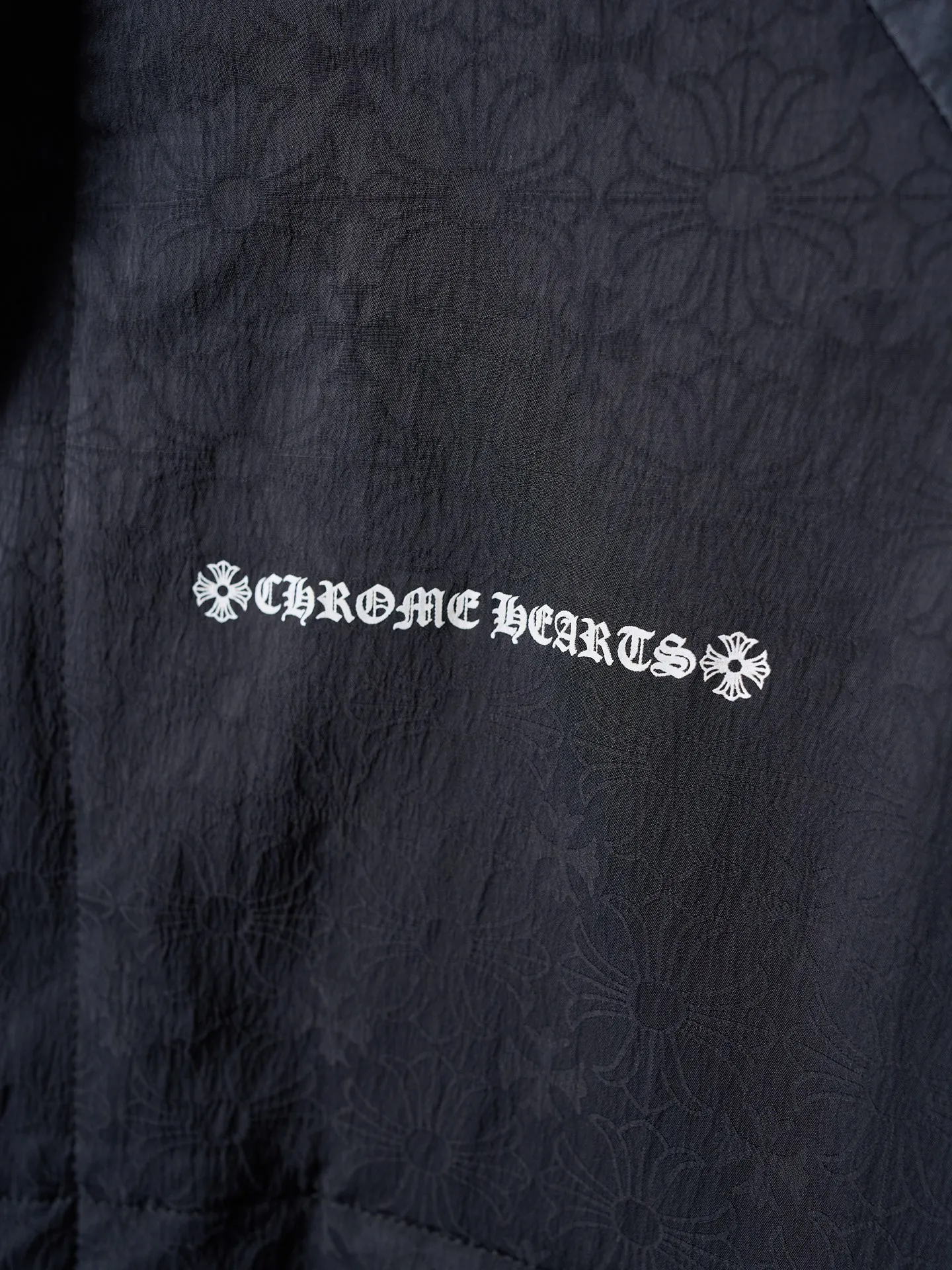P620 Actual hanging auction】Chrome Hearts/Chrome Heart CH full-print dark pattern woven zipper jacket [Ready stock] S M L Low-key sharpness, full of recognition, interpretation of unparalleled fashion style, casual sophistication, making every touch a ritual experience. Fabric jacquard technology. By weaving the full width of the fabric surface, CH dark jacquard weaving technology controls the interweaving of warp and weft lines. Precisely controls the interweaving density and tension of the yarn to make it more three-dimensional. Glue printing is used. The printing is modified by the film screen three times. Use glue liquid paint to print the pattern on the fabric. Bake the fabric to fix the printing pattern. Infrared positioning cutting machine. The infrared transmitter and infrared receiver are used to achieve precise positioning of the material. The accuracy can reach the micron level, thereby meeting the effect of high-precision cutting of alignment and striping. Process 4: The fabrics are washed and have a better hand feel and texture. It is not easy to deform, not easy to shrink, not easy to fade, and maintains long-term beauty and loose fit.